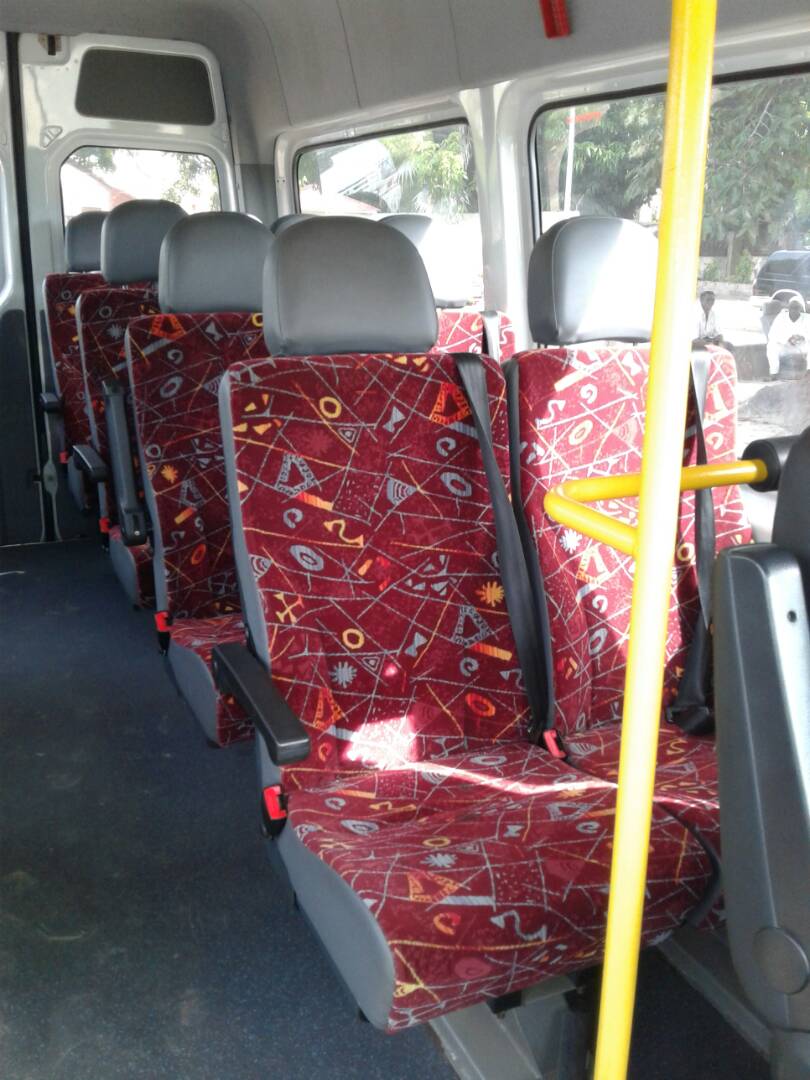Minibus-Mercedes-Blanc-17-places