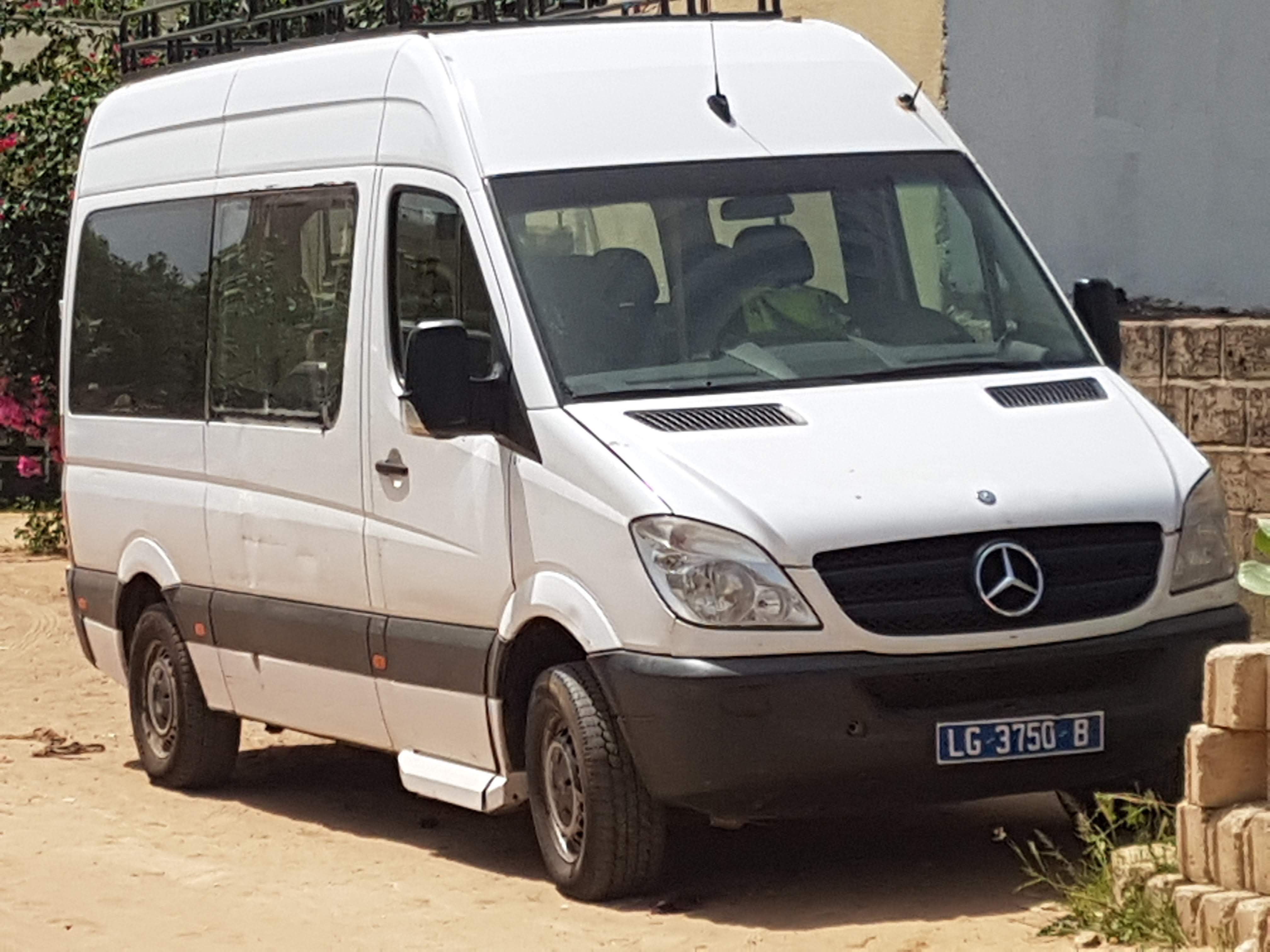 Minibus-Mercedes-Blanc-14-places